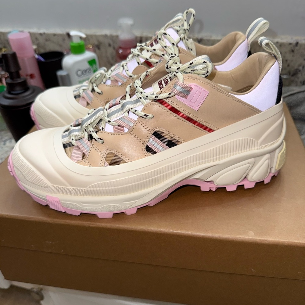 Women Burberry sneakers size 39